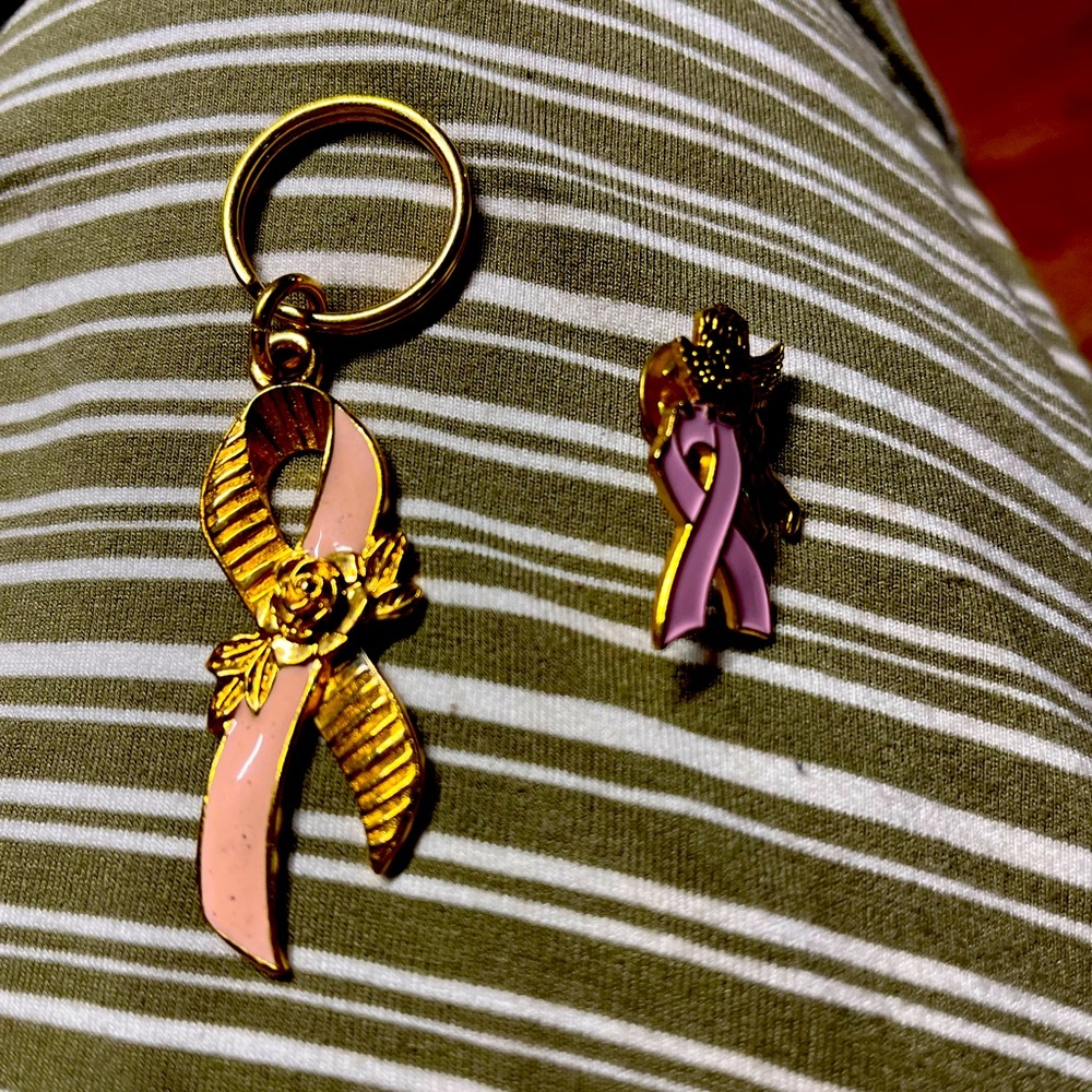 Key chain and pin pink .